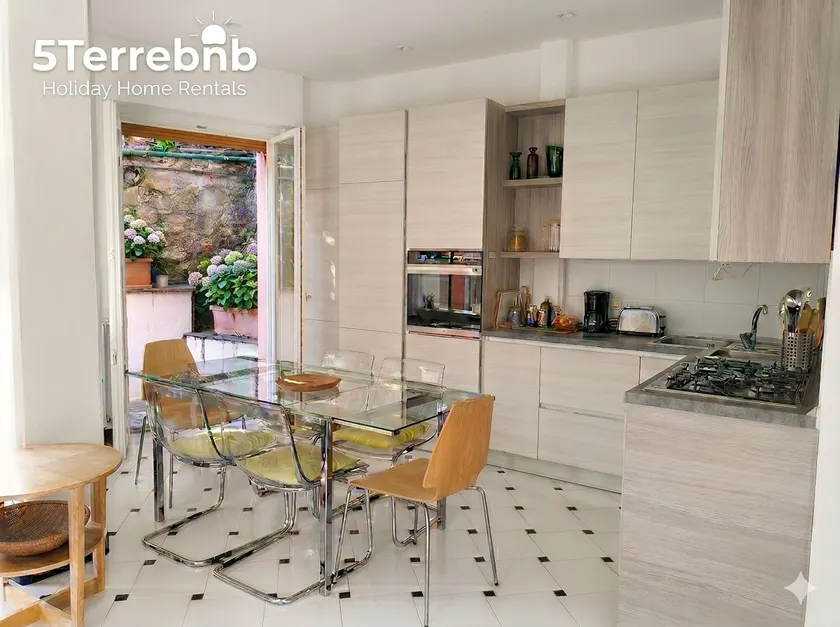 Serenas Beach Side Apt with Parking and AC - Image 1