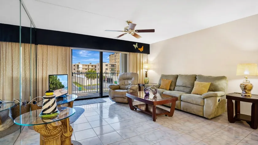 Bright apartment w/ pool & balcony - Image 1
