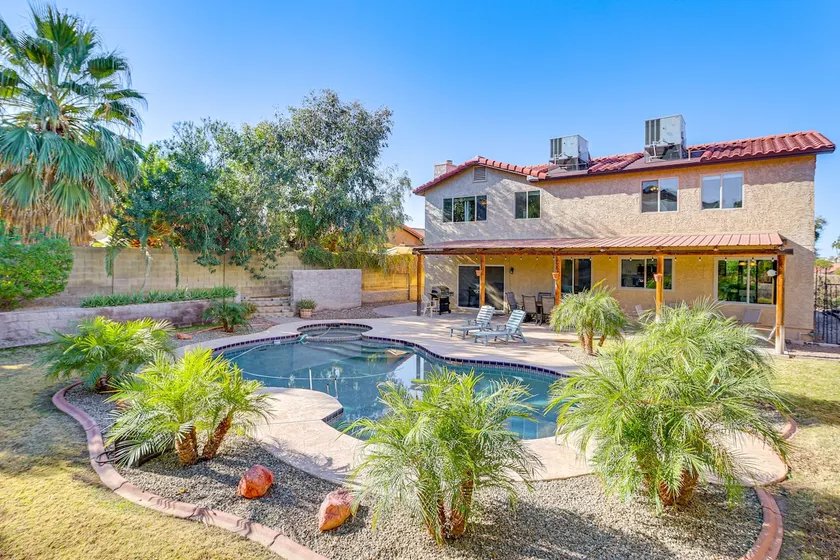 Central Location: Spacious Phoenix Home w Grill - Image 1