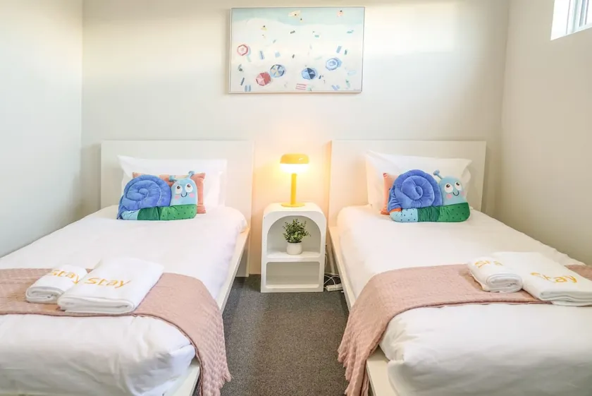 StayAU Spacious Seaside 5BRM Haven in Perth - Image 1