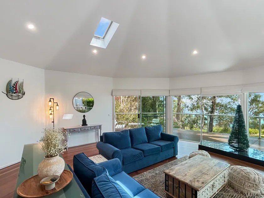 Spacious 4-Bed Home with Coastal Charm - Image 1