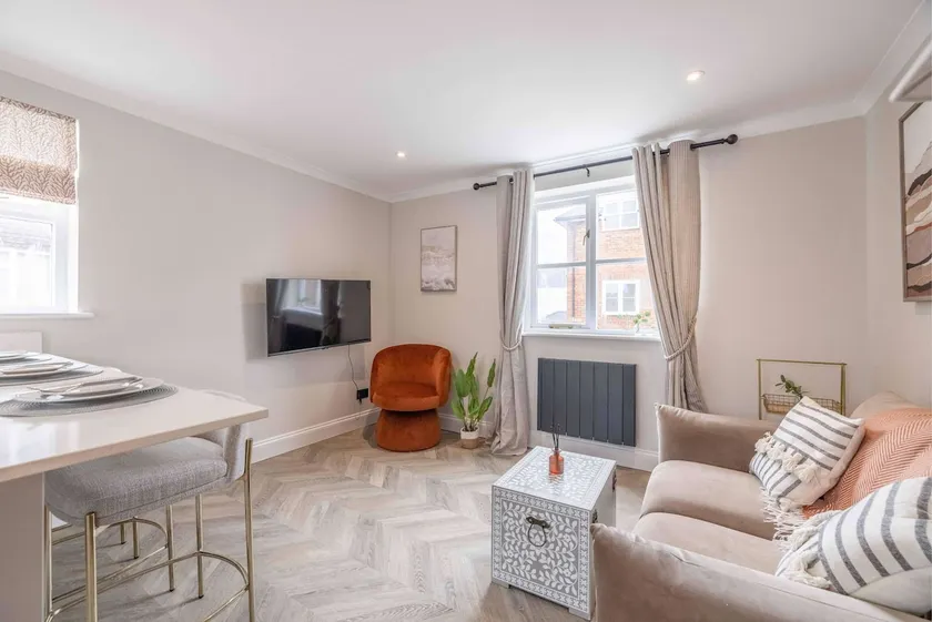 Stylish 2 Bed with Parking, 5 Min Walk to Windsor - Image 1