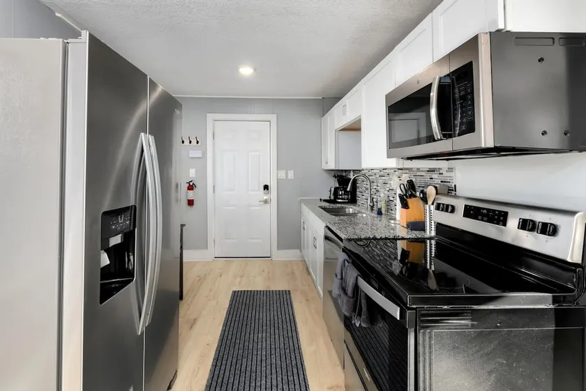 Quiet & Clean 2BR | 15 Min to Downtown KC - Image 1