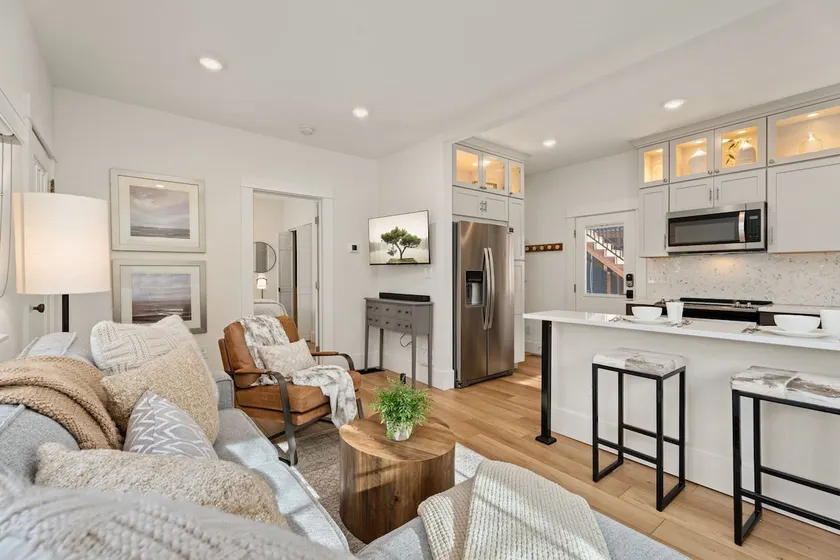 Chic Luxury Retreat – Old Town Carriage House - Image 1
