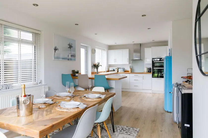 Beach house for 8 with hot tub & garden - Image 1