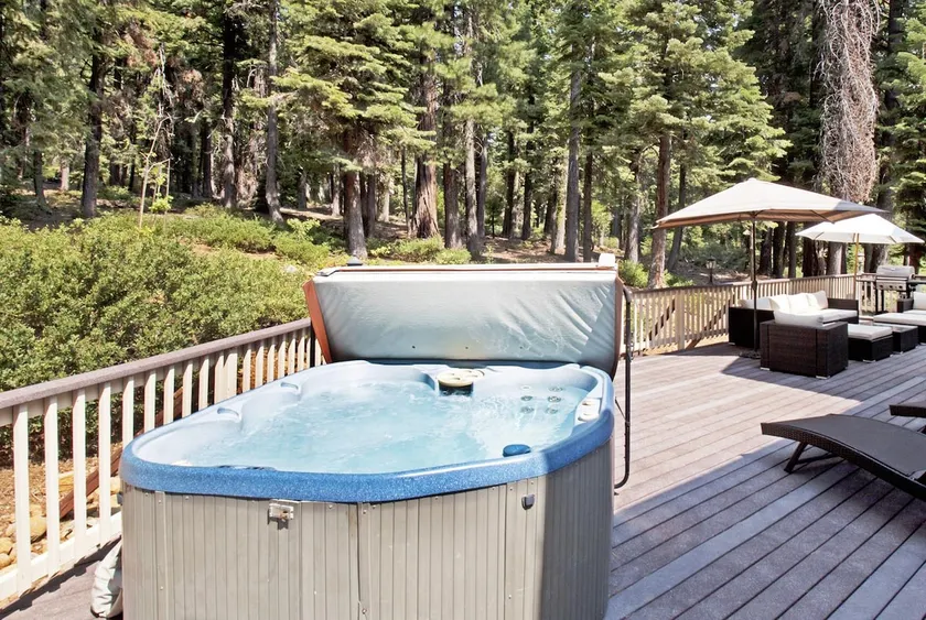 Marie's Getaway - Pool table * Private beach access * HOT TUB - Image 1