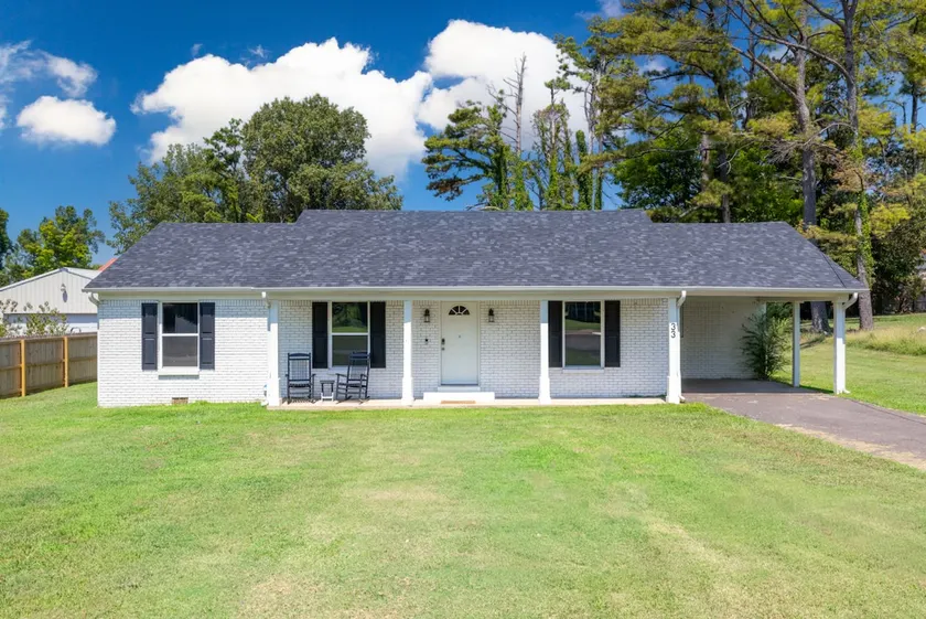 Charming Retreat close to Blue Oval City w/hot tub - Image 1