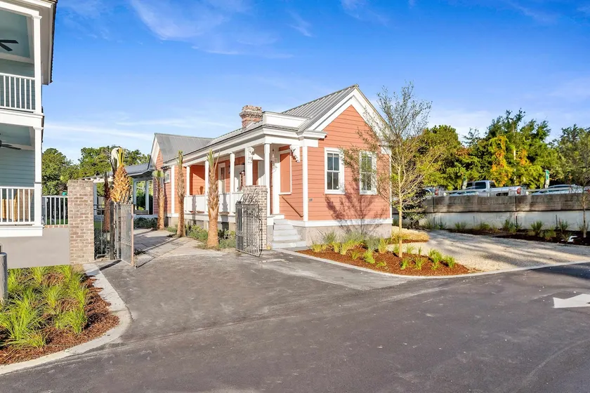 Chic 2bd Cottage w. Pool + Parking, Steps to King! - Image 1