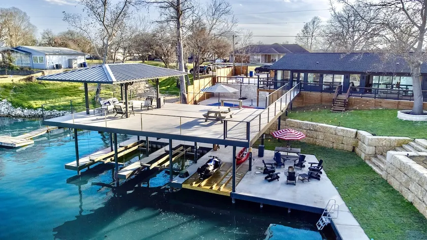 Lakefront | Dock · Rooftop · Sleeps 13 · Pets - Image 1