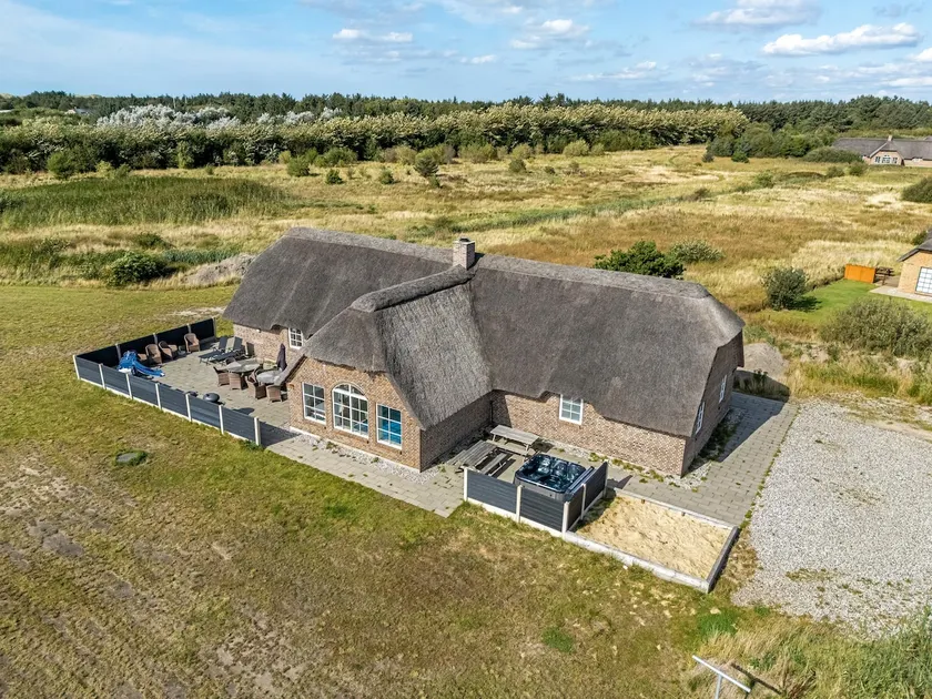 Beautiful Pool House With Outdoor Spa, Built In 2022 - Image 1