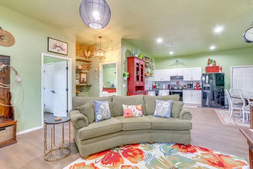 4 Mi to Lazy E Arena: Horse Lover's Haven w/ Grill - Image 1