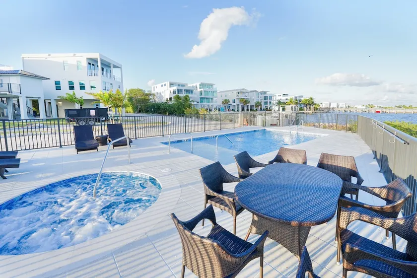 3BR Waterfront Stay: Pool, Spa & Free Kayaks - Image 1