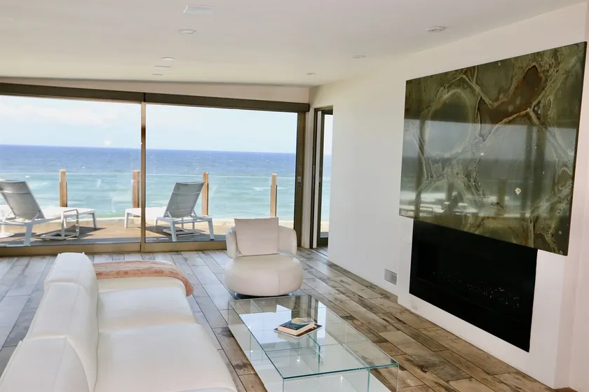 Hi-Tech Hideaway - Modern & Ocean Front! - Image 1