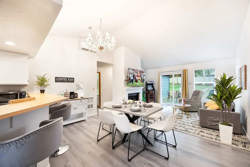 Serene 2BR2BA Single-Floor Home w 3 AC Near Mall - Image 1