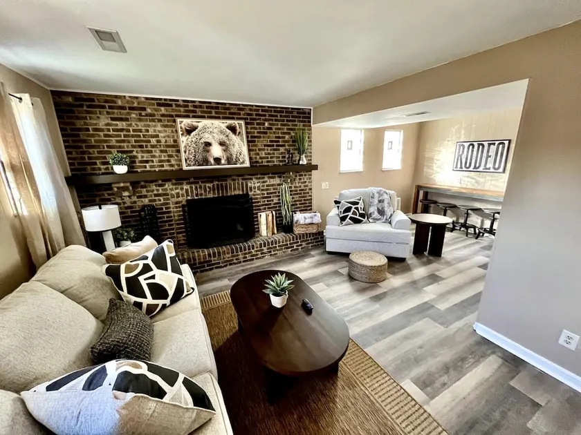 Pet friendly home, Outdoor Pool, and fenced yard - Image 1