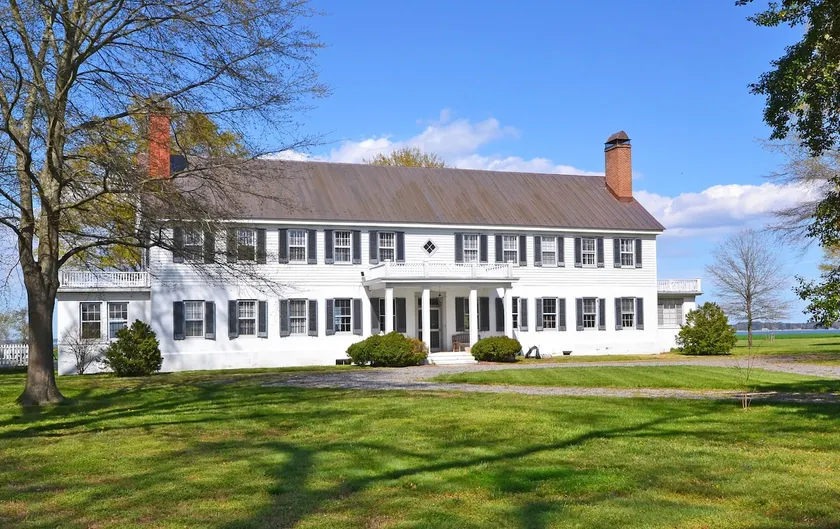 Historic riverfront farm 700 acres, lakes, pool - Image 1