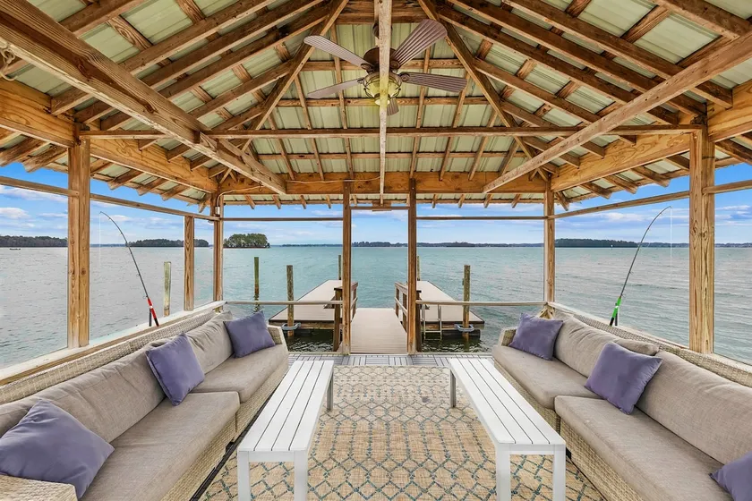 Covered Dock, King Suite, Modern Design, & Kayaks - Image 1
