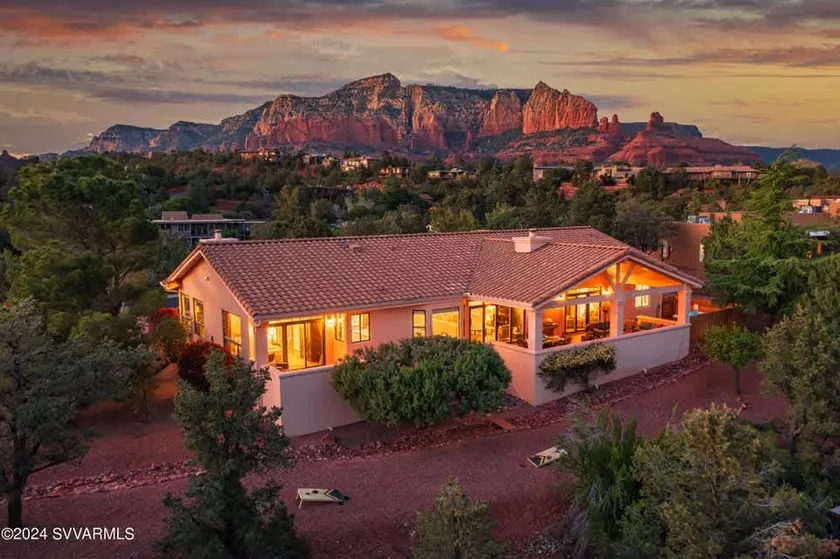 5 Bed 3 Bath Uptown Sedona-Game Room-Sauna-Cold Plunge-Jacuzzi-Gym - Image 1