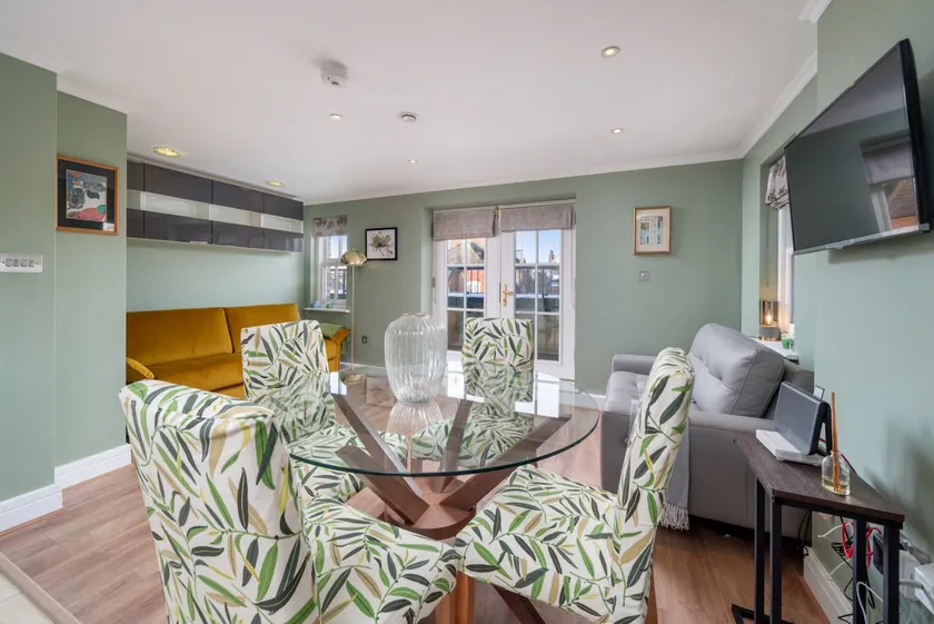 Designer 1 Bed Flat Barons Court Sleeps 4, Balcony - Image 1