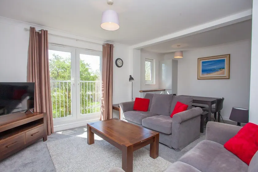 3 Bedroom Duplex with Free Parking - Image 1