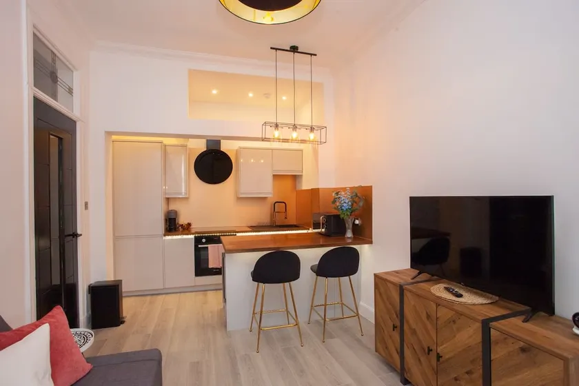Spacious Modern Apartment in Glasgow West End - Image 1