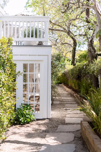Charming Cottage Walkable to Butterfly Beach - Image 1