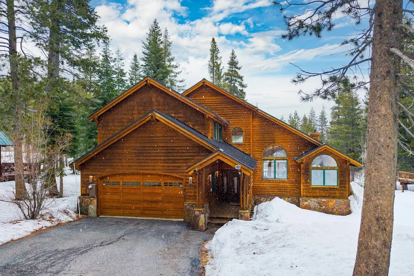 5 Mins to Ski Resort Ping Pong, Pool Table, Deck Donner Ridge by Avantstay - Image 1