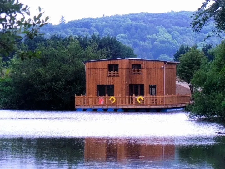 floating cabin, it's a movie theater, 8 10 people - Image 1