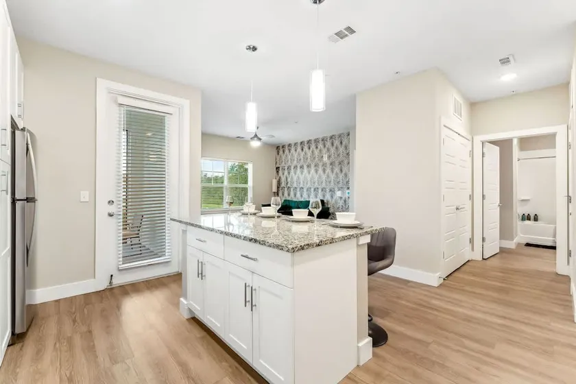 Charming King Suite, Near Universal & Pet-Friendly - Image 1