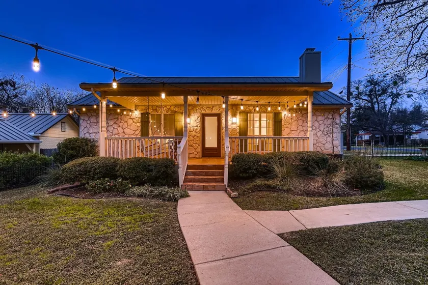 The Cornerstone Cottage - steps from the Square! - Image 1