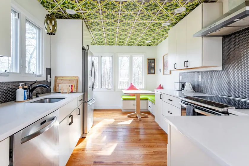 Bright Contemporary Near The Best Hiking Trails - Image 1