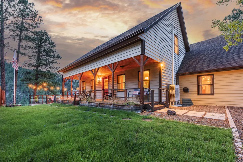 Americana Escape | Fire Pit, Games, Mount Rushmore - Image 1