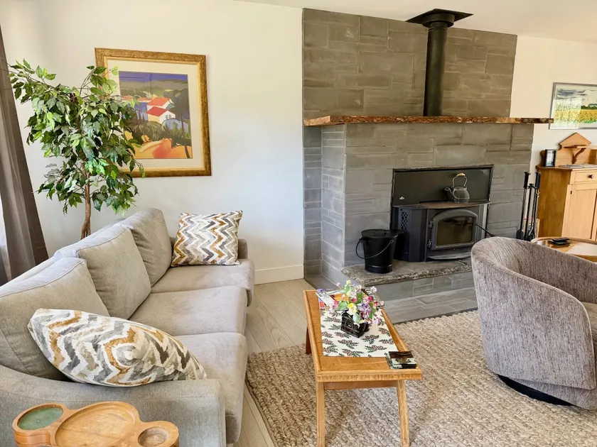 Riverwood Retreat: Modern Charm by the River - Image 1