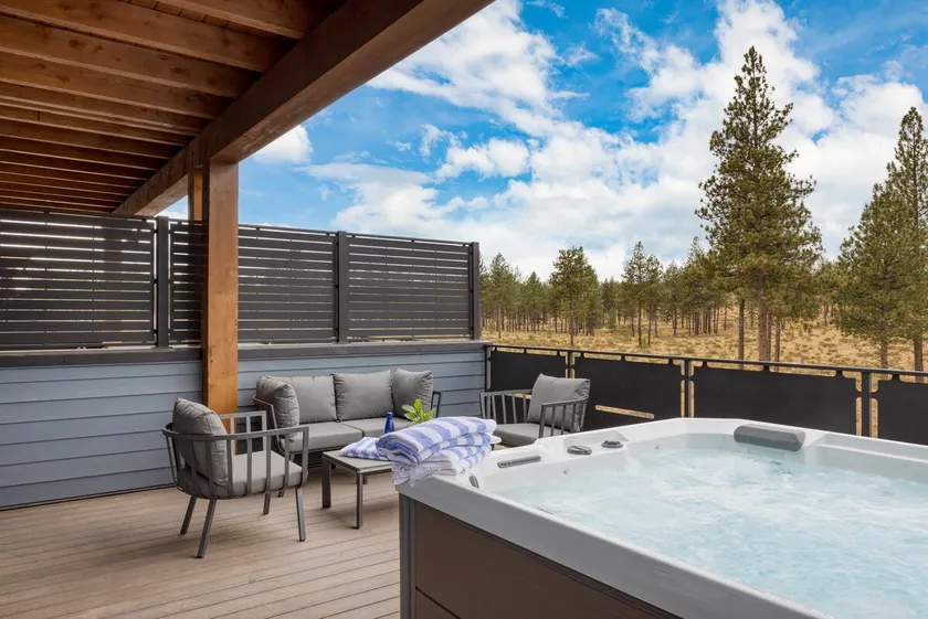 Hot Tub, Mins to Old Bend | 2 Units - King | Aerie - Image 1