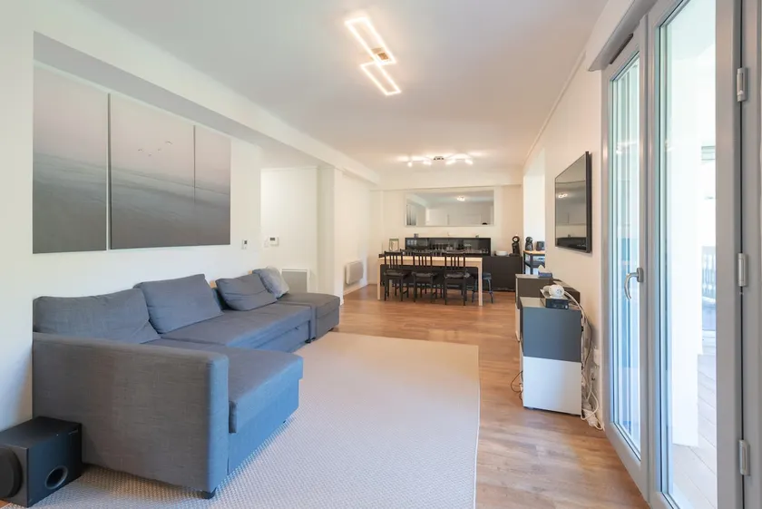 Beautiful renovated apartment - Image 1