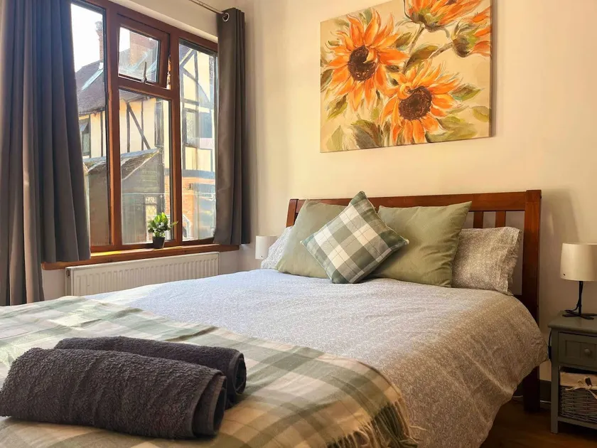 Secluded Sussex Studio with Heated Pool Access - Image 1