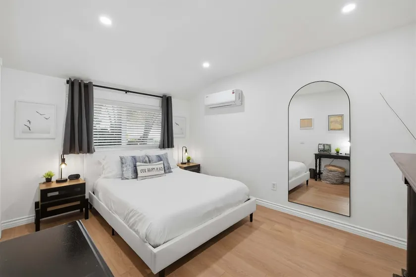 Modern Guest Suite, Fireplace, Patio, BBQ, Parking - Image 1