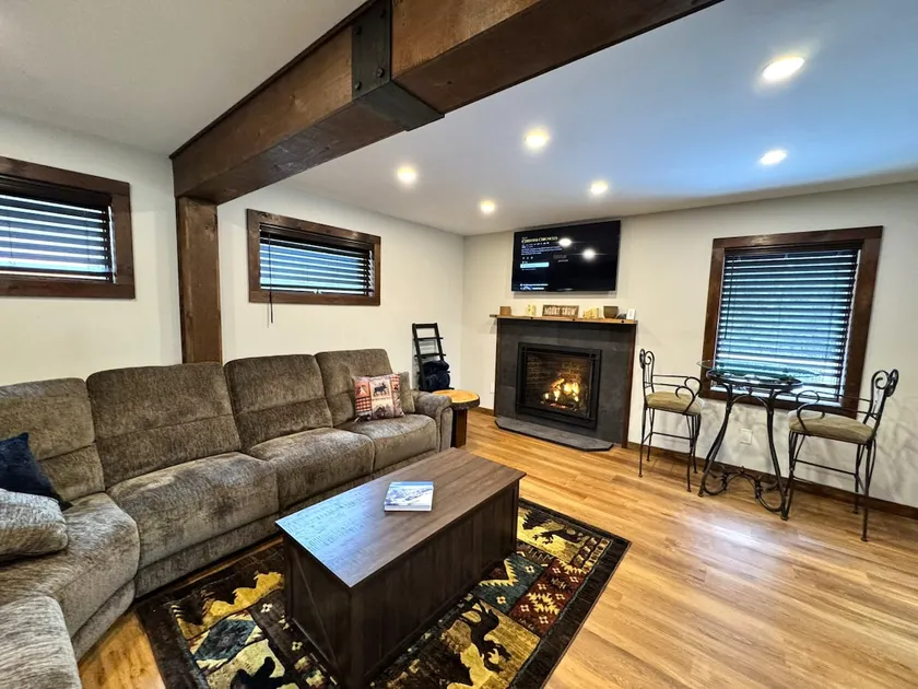 New Barn Style Home. Minutes from Skiing & Lakes - Image 1