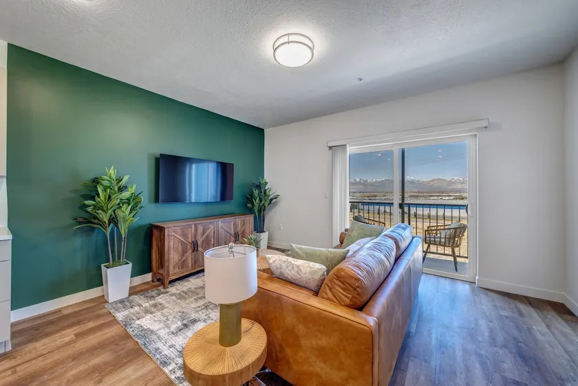 Modern 1BR w/ Clubhouse, Hot Tubs & Pickleball Ct! - Image 1