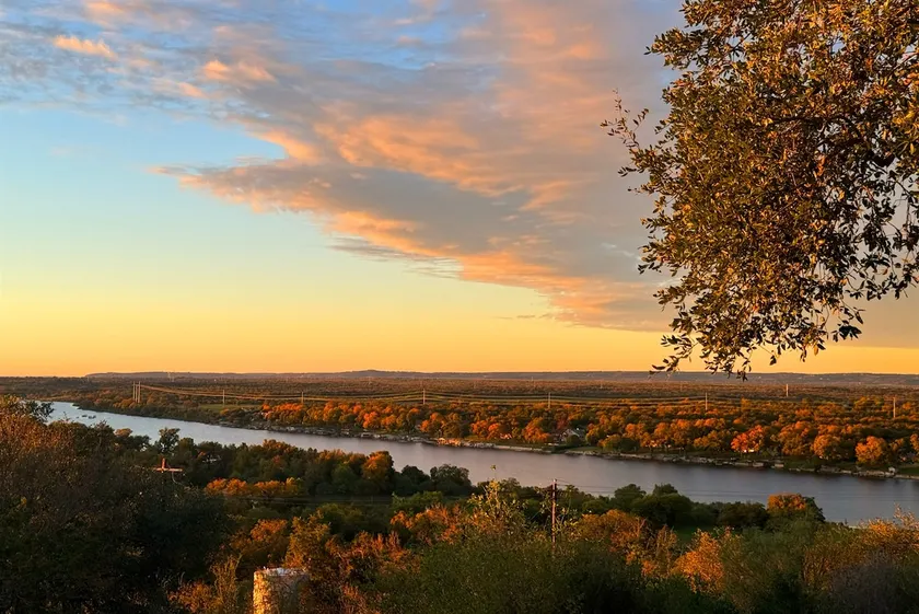 Romantic Hilltop Escape | Scenic Views & Sunsets - Image 1