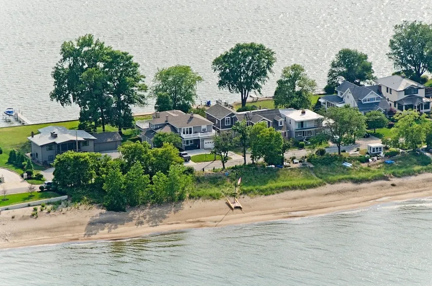 Beachfront 5 BR 2miles Great for Spring and Summer - Image 1