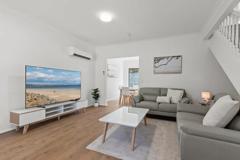 Elegant 3-Bed Home from Sunny Glenelg Beach - Image 1