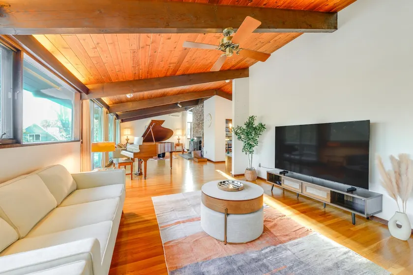 Gorgeous MCM Deck House Near Gillette Stadium! - Image 1