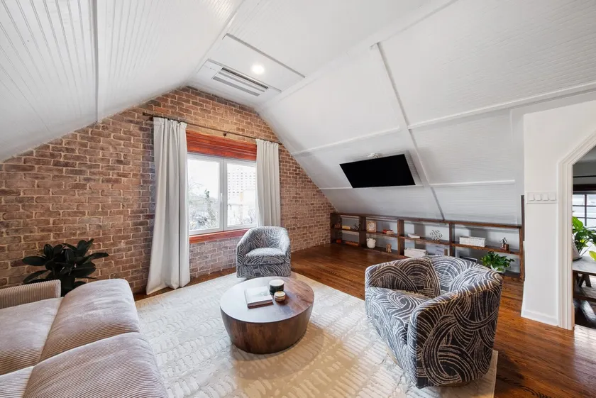 Historic Brick Loft - Downtown - Free Parking - Image 1