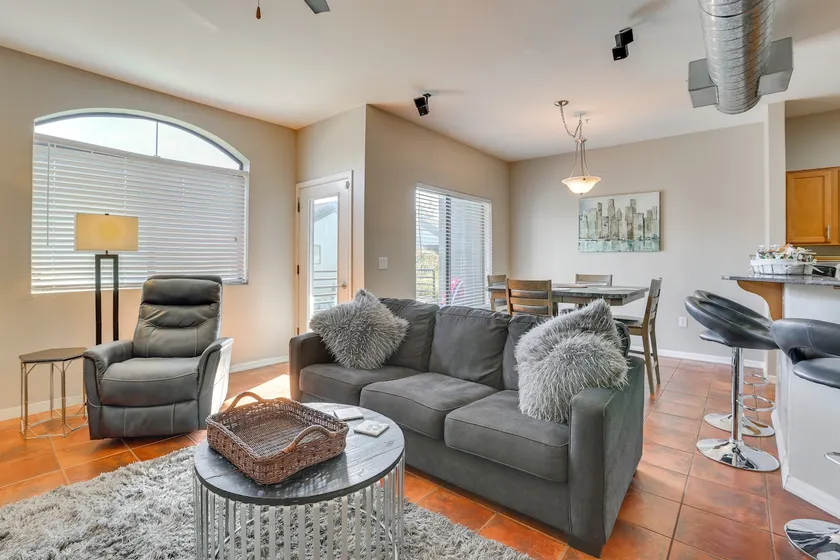 < 1 Mi to Biltmore Fashion Park: Condo w/ Pool! - Image 1