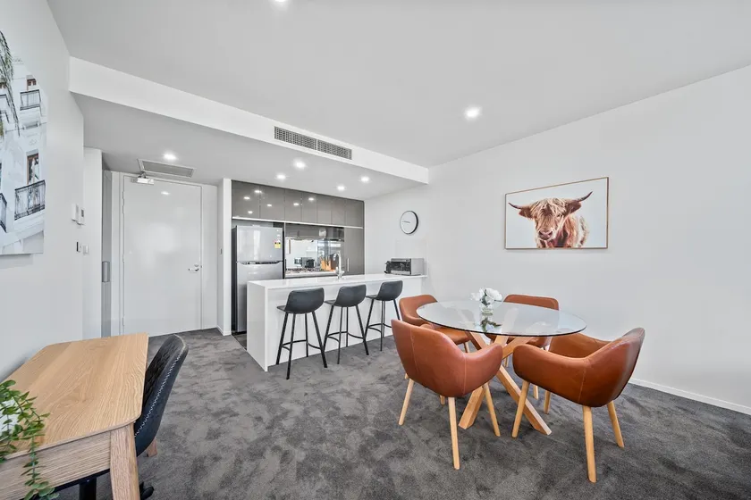 Stylish 1-Bed Retreat Steps from Foreshore - Image 1