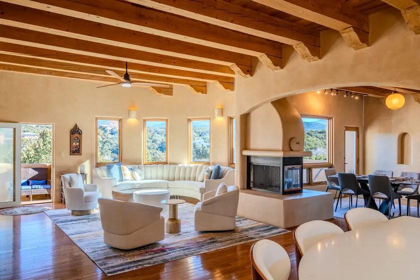 Amazing views, Stunning Sunny Interior - Image 1