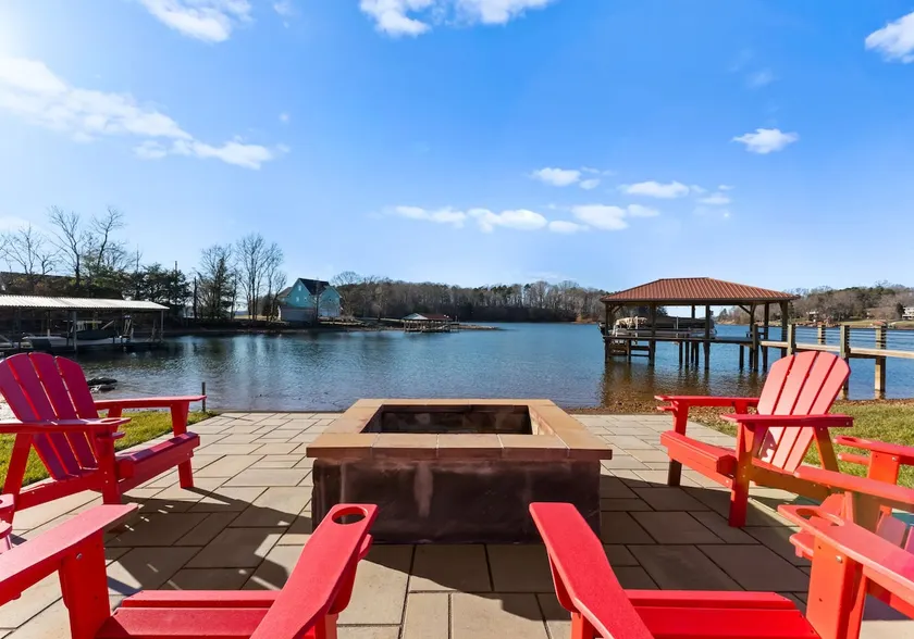 Pleasant Cove Waterfront Getaway With Fire Pit, Deck, and Lake Views - Image 1