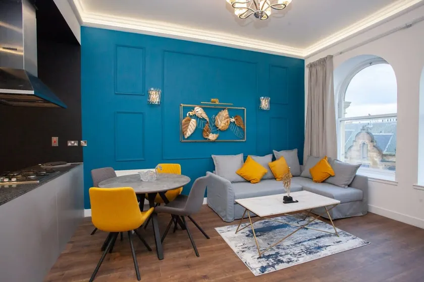 Stylish Central Apartment with Parking - Image 1