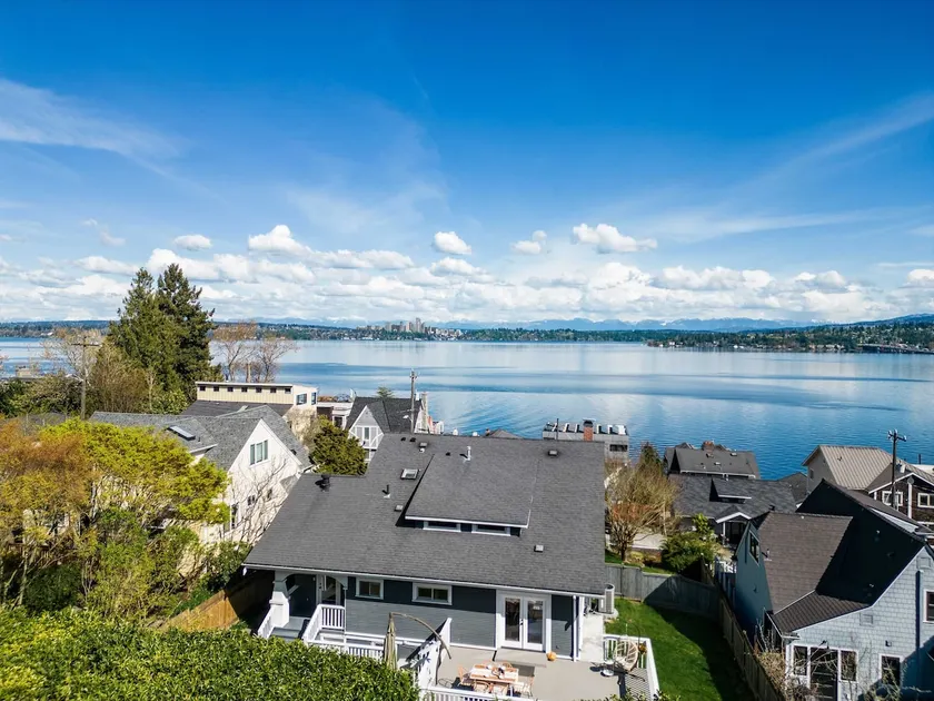 Leschi Retreat w Breathtaking Water View Sleeps 14 - Image 1